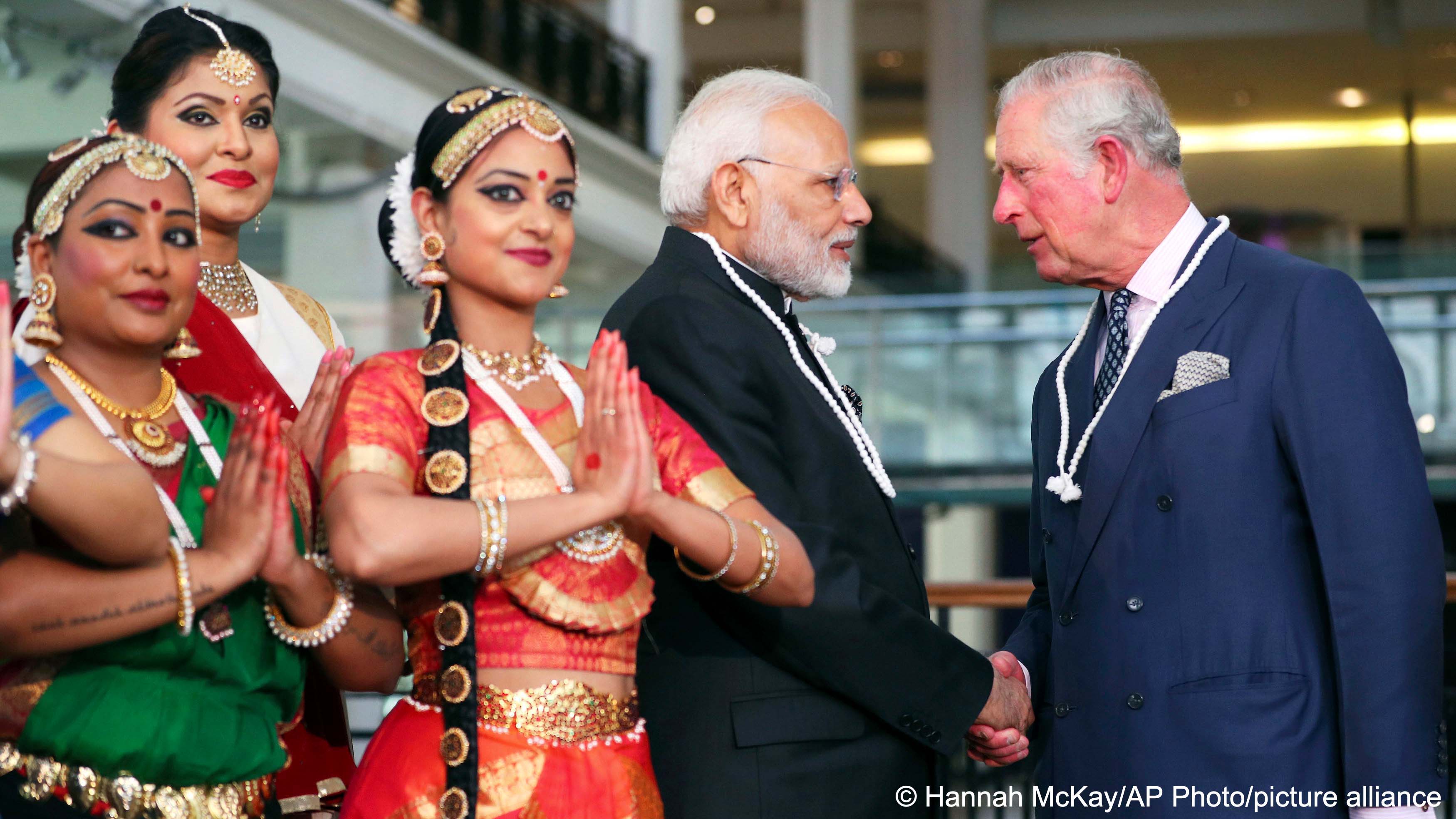 FILE - Britain's Prince Charles, right, and India's Prime Minister Narendra Modi visit the Science Museum in London, 18 April 2018 (photo: Hannah McKay/Pool Photo via AP, File)