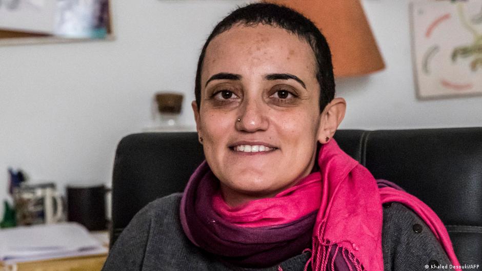 لينا عطا الله رئيسة تحرير موقع مدى مصر مثابرة على عملها الصحفي رغم الضغوط والتحقيقات التي تخضع لها. Lina Attalah, editor-in-chief of Mada Masr (photo: AFP)