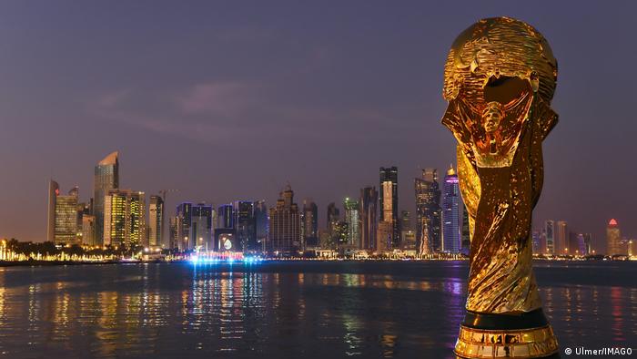 نسخة طبق الأصل من كأس العالم لكرة القدم - أمام أُفُق الدوحة - قطر. World Cup replica in front of Doha skyline (photo: Ulmer/IMAGO)