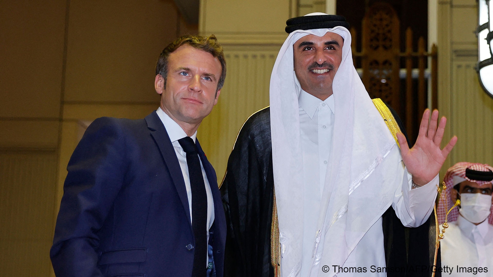Frankreichs Präsident Emmanuel Macron mit Katars Emir Sheich Tamim bin Hamad Al-Thani in Doha, Dezember 2021 (Foto: Getty Images)