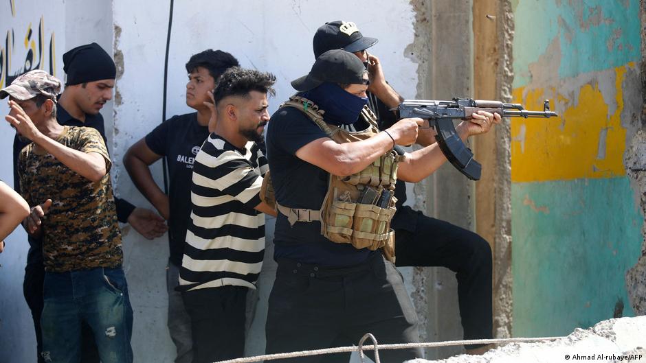 مقتدى الصدر قال إن العراق بات الآن "أسيرا للفساد والعنف"، مشيرا إلى أن أفراد الحشد الشعبي لا علاقة لهم بما يحدث .