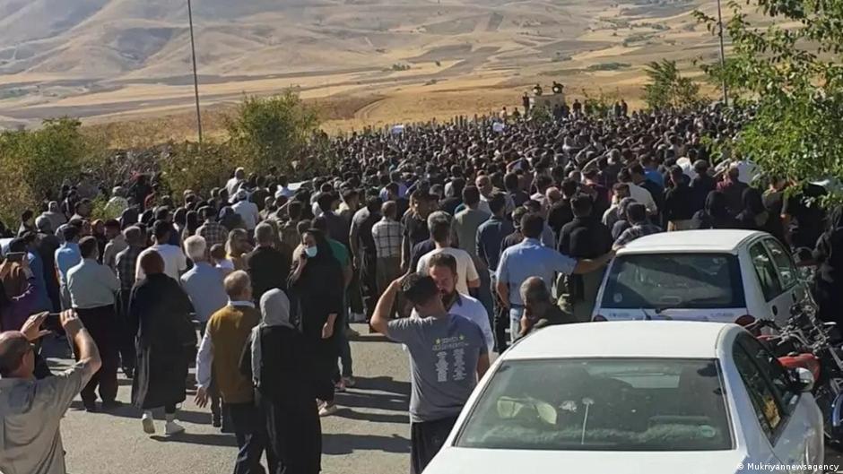 Am Samstag 17. September wurde Mahsa Amini  in der westiranischen Stadt Saqqez beigesetzt - hier ein Foto von der Trauerfeier; Foto: MukriyyaNewsagency