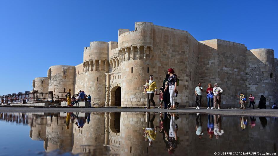Alexandria's Qaitbey Castle, which dates back to the Middle Ages, is threatened by rising sea levels (photo: Getty Images)