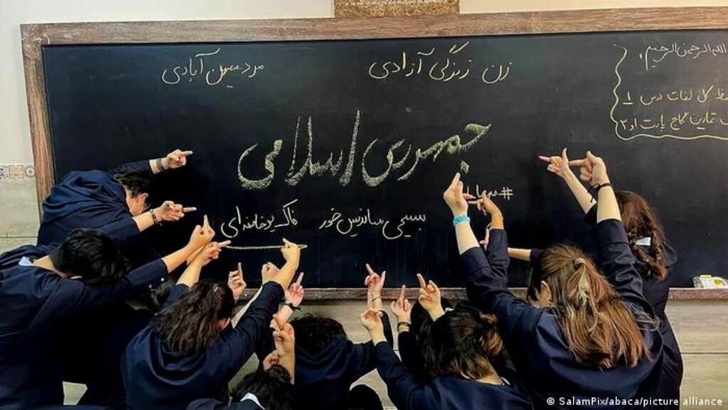 احتجاج تلميذات في فصل مدرسي على النظام الإسلاموي في إيران.