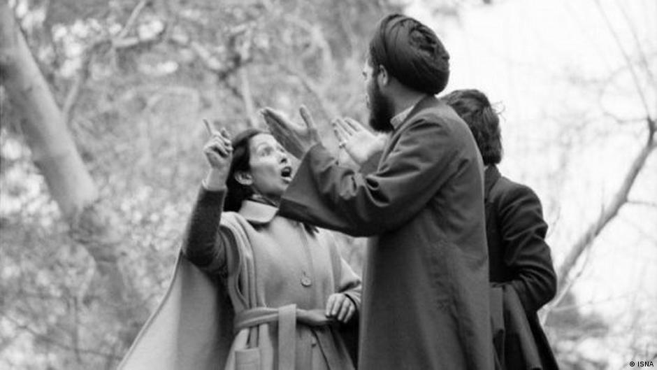 Die Schauspielerin Maliheh Nikjoumand 1979 im Streit mit Geistlichen, die den Schleierzwang durchsetzen wollen; Foto: ISNA