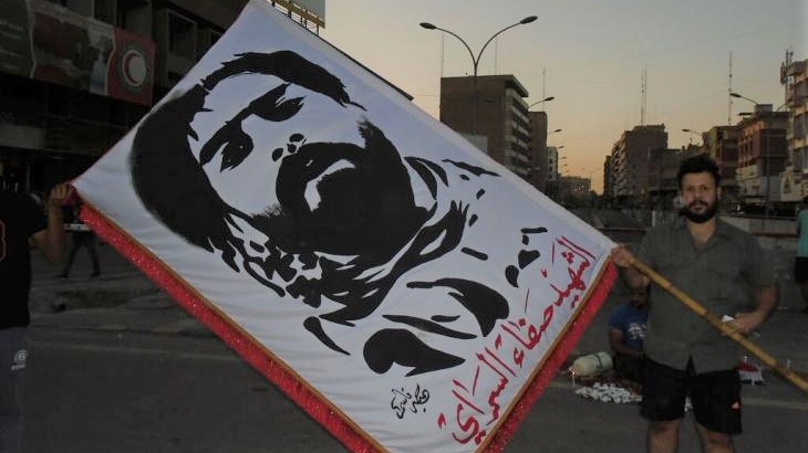 Alaa aus Bagdad demonstriert mit seiner Fahne auf dem Tahrir-Platz: Foto: Birgit Svensson