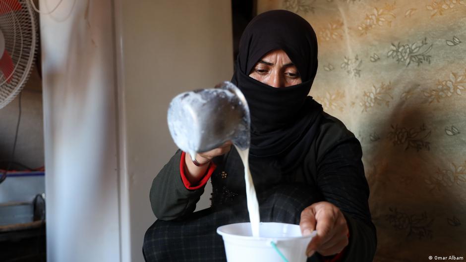 السورية مفيدة (38 عاما) وقد حولت خيمتها إلى مصنع صغير للأجبان والألبان تعيل من خلاله طفليها.