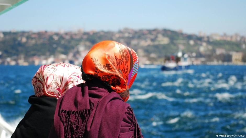 Frauen mit Kopftuch am Bosperus; Foto: varbenov/YAY/imago