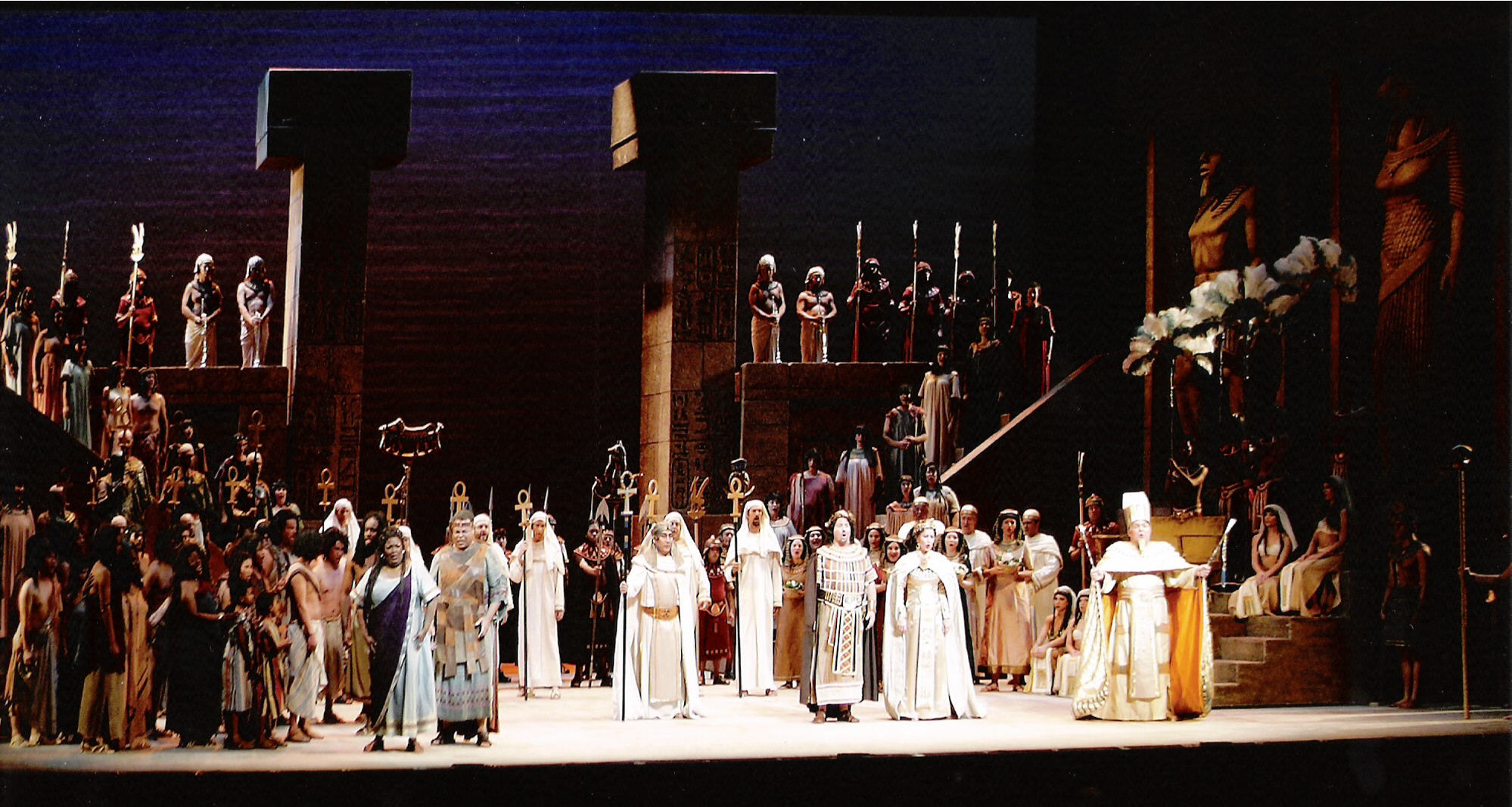 مشهد النصر من إنتاج "أوبرا باسيفيك" لأوبرا عايدة عام 2006. ‏ The "triumphal scene" from Opera Pacific's production of Aida in 2006. Foto wikimedia Mr Snrub • CC-BY-SA-3.0 