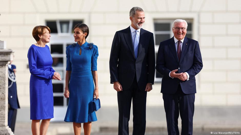 لقاء ضاحك بين الرئيس الألماني والملك الإسباني وزوجتيهما في قصر بيليفو في برلين 17 أكتوبر/ تشرين الأول 2022.