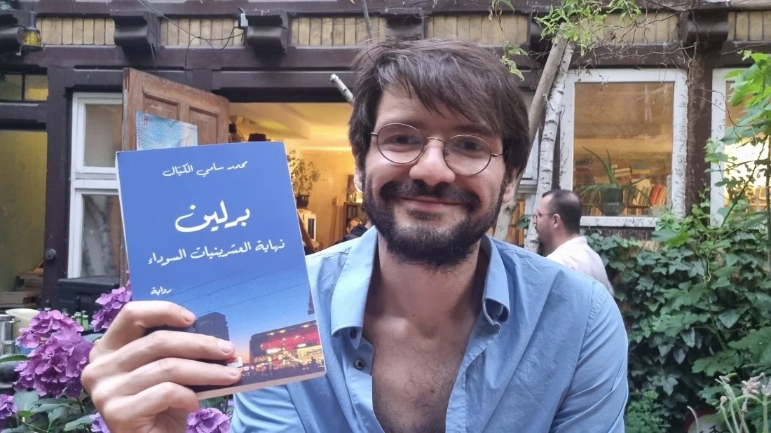 Mohammed Sami Alkayial and his first book entitled "Berlin" (photo: Dunja Ramadan)