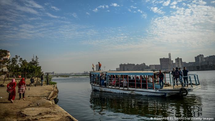  مُعَدِّيَةٌ تنقل الناس من بر القاهرة إلى جزيرة الوراق (12 /3 /2019)  07 Nilinsel Warraq in Ägypten Kairos Manhattan Foto AFP