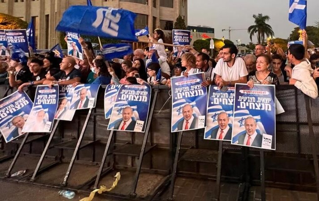 أنصار نتنياهو بملصقاتهم الانتخابية قبل الانتخابات الإسرائيلية.