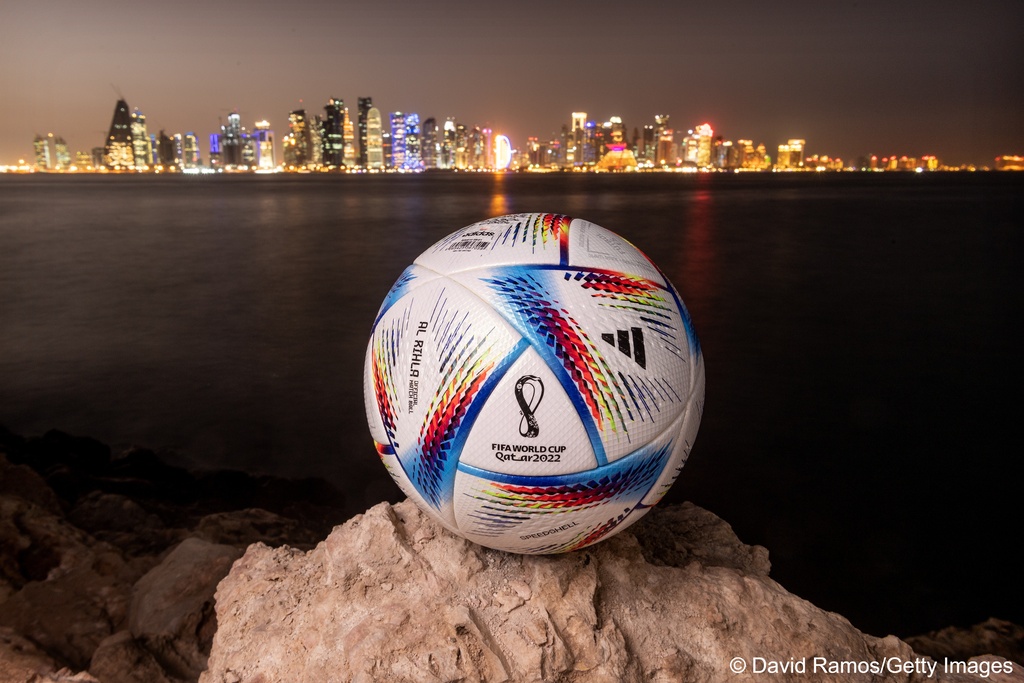 كرة قدم أمام أُفُق الدوحة - قطر.