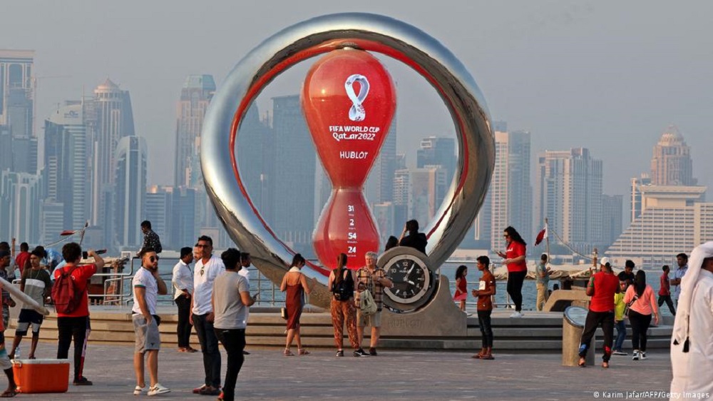 A symbolic hourglass shows the time remaining to the start of the World Cup in the Qatari capital Doha (photo: Karim Jafaar/AFP/Getty Images /File photo)