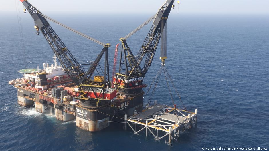 An oil platform in the Mediterranean (photo: Marc Israel Sellem/AP Photos/picture-alliance)