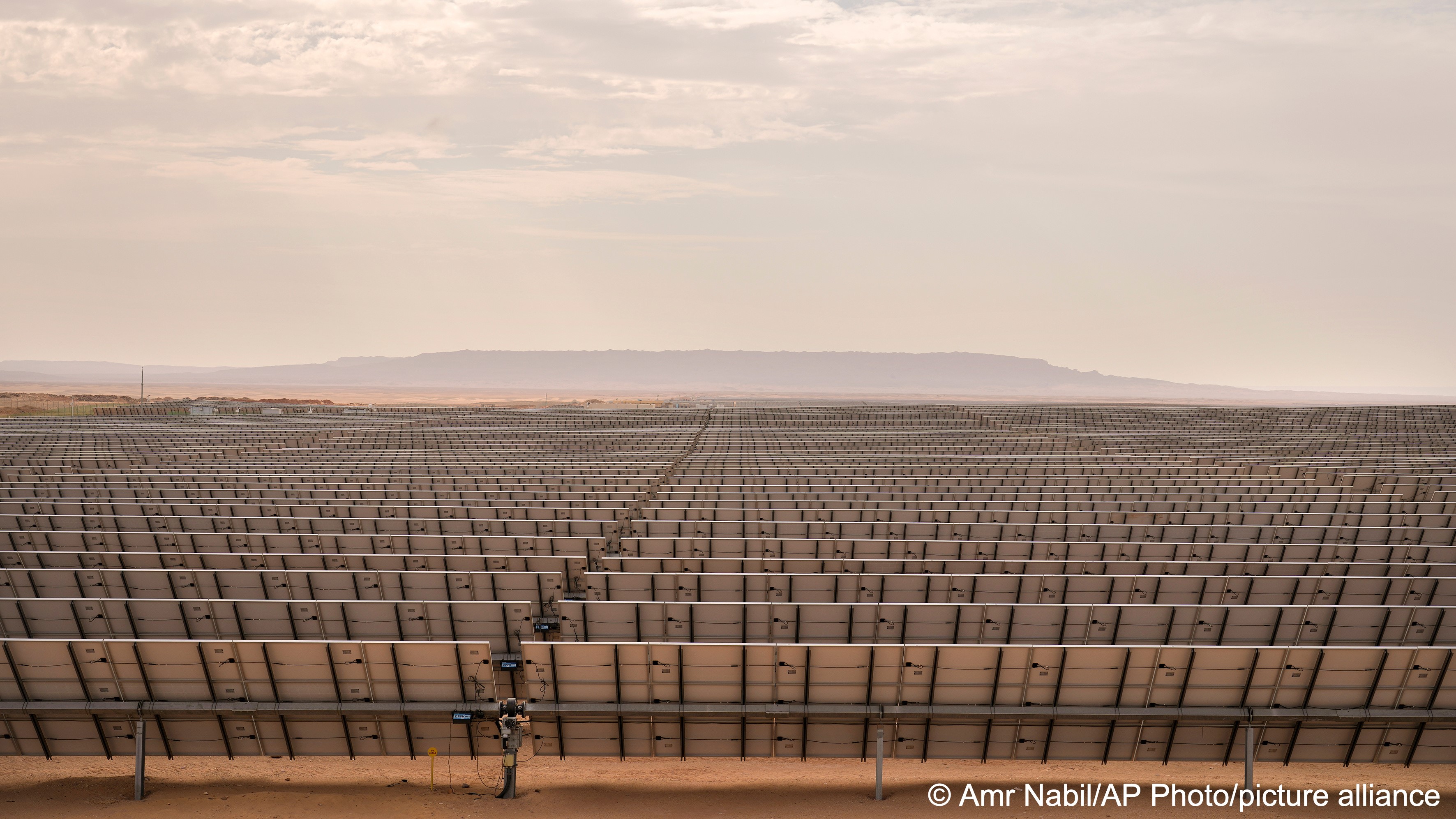 Thousands of photovoltaic solar panels generate electricity at Benban Solar Park, one of the world’s largest solar power plant in the world, in Aswan, Egypt, 19 October 2022 (photo: AP Photo/Amr Nabil)