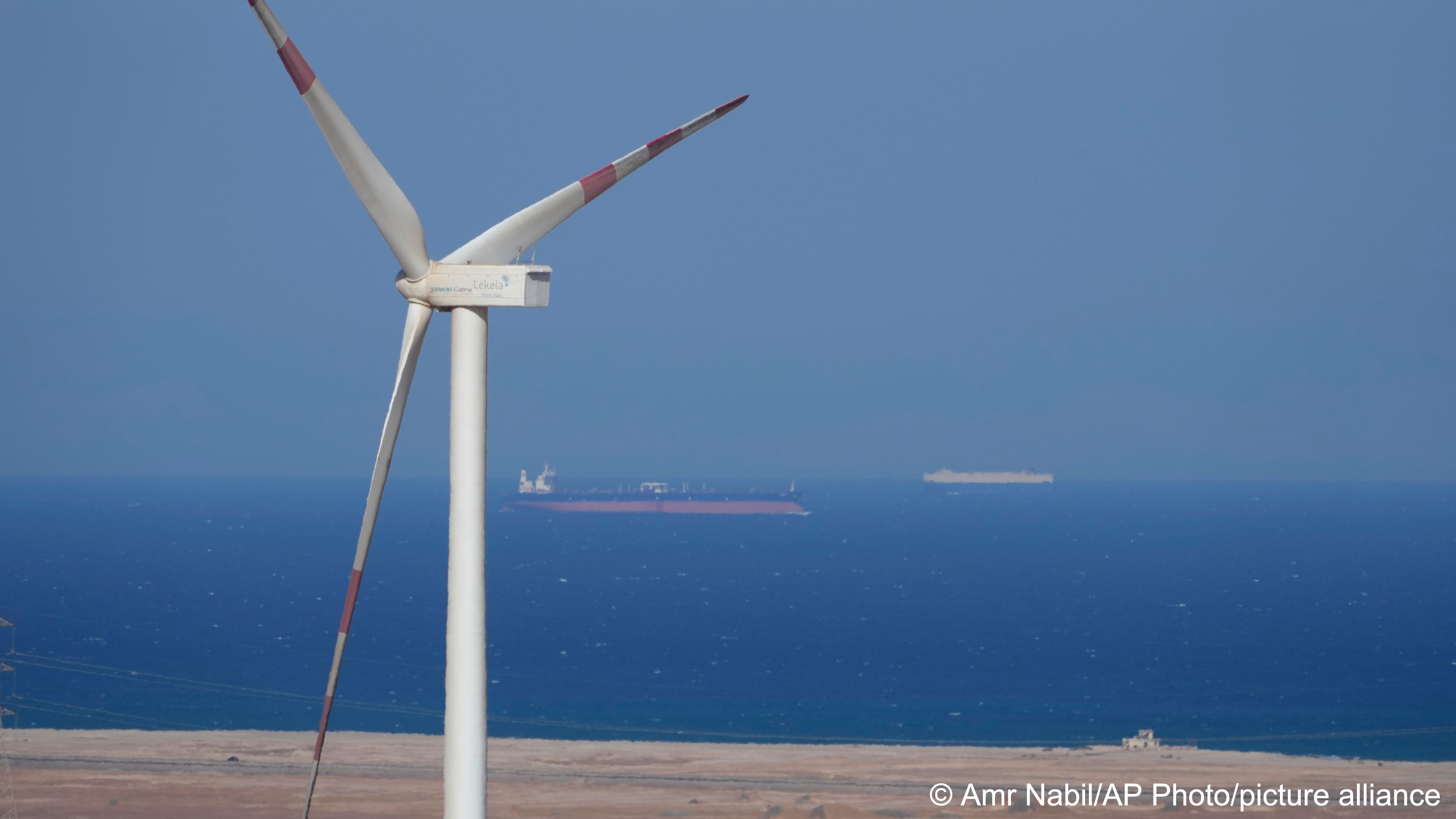Cargo ships sails near Lekela wind power station, near the Red Sea city of Ras Ghareb, some 300 km from Cairo, Egypt, 12 October 2022 (photo: AP Photo/Amr Nabil)