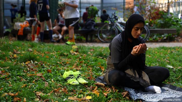 Fatima Ali prays on the sidelines 