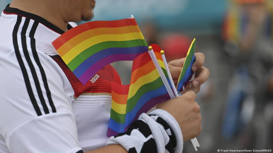 Ein Fußballfan mit LGBTQ-Fahnen; Foto: Frank Hoerman/Sven Simon/IMAGO