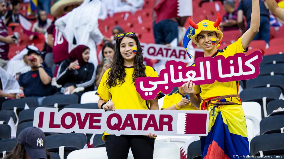 Kommentatoren in der arabischen Welt und außerhalb vermuten, die harsche Kritik an Katar als WM-Ausrichter habe nicht nur mit realen Problemen, sondern auch mit rassistischen und orientalistischen Stereotypen zu tun.