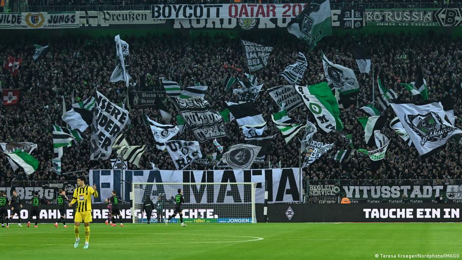 Transparente die nach einem Boykott der WM in Katar rufen bei einem Bundesligaspiel zwischen Borussia Dortmund und Borussia Mönchen Gladbach (Foto: NordPhoto/IMAGO)