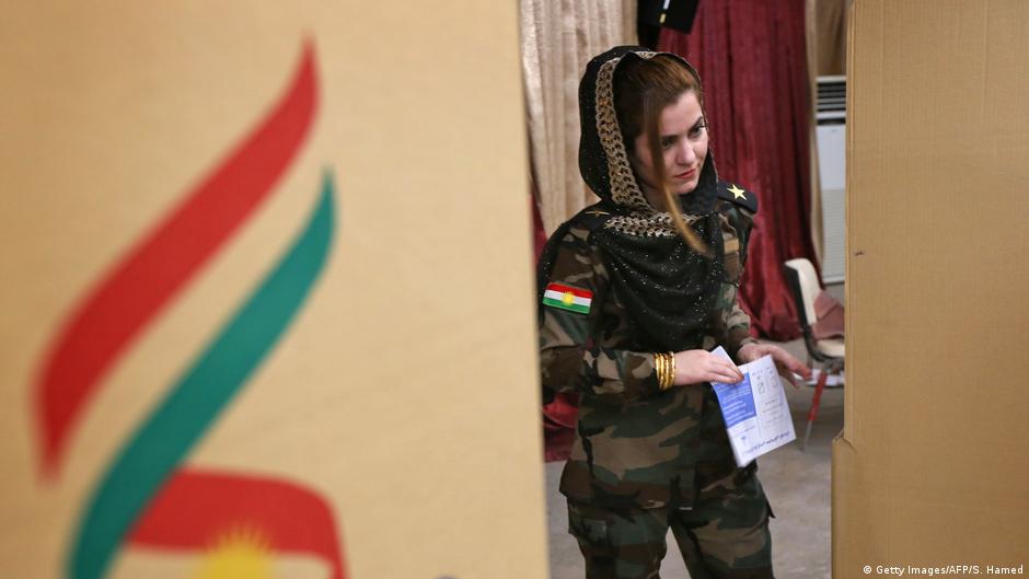A female peshmerga casts her vote in the Kurdish referendum (photo: Getty Images/AFP/S. Hame)d