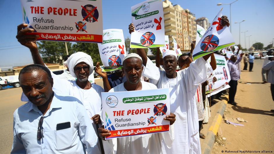 Die gegen Perthes demonstrierende Gruppe rekrutiert sich nur aus einem vergleichsweise kleinen Teil der politischen Landschaft Sudans. Die Protestierenden stammen hauptsächlich aus den Reihen der Islamisten. Meist handelt es sich um ehemalige Anhänger des gestürzten Machthabers Omar al-Baschir. Ihr Ziel ist es, zurück an die Macht zu kommen.