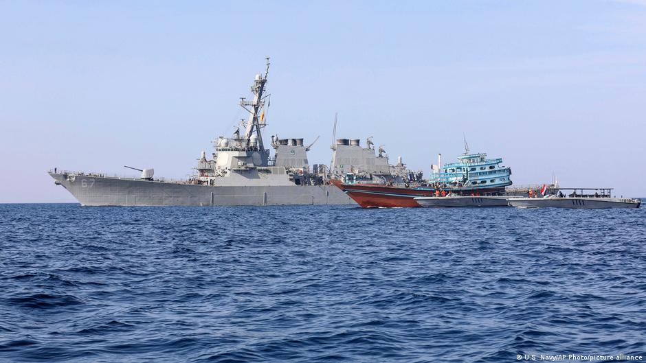  أعلنت البحرية الأمريكية أنها اعترضت سفينة على طول طريق بحري من إيران إلى اليمن كانت تهرِّب أسلحة. Golf von Oman USS Cole der U S Navy Foto Picture Alliance