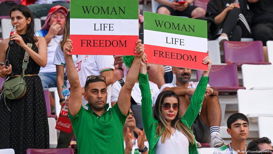 Protest iranischer Fans bei der WM in Katar; Foto: Michael Klenzler Ulmer/Teamfoto/Imago