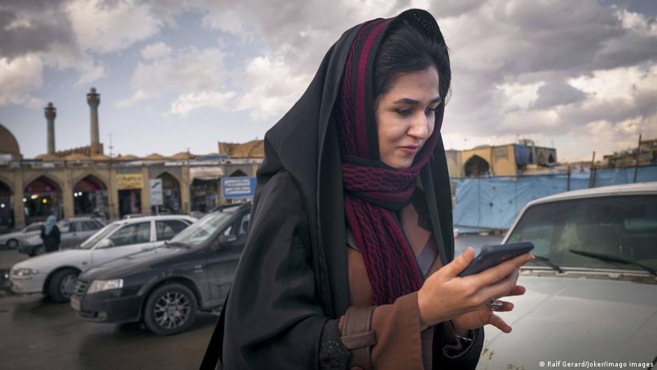 Eine Iranerin mit ihrem Mobiltelefon; Foto: Ralf Gerard/Joker/imago images