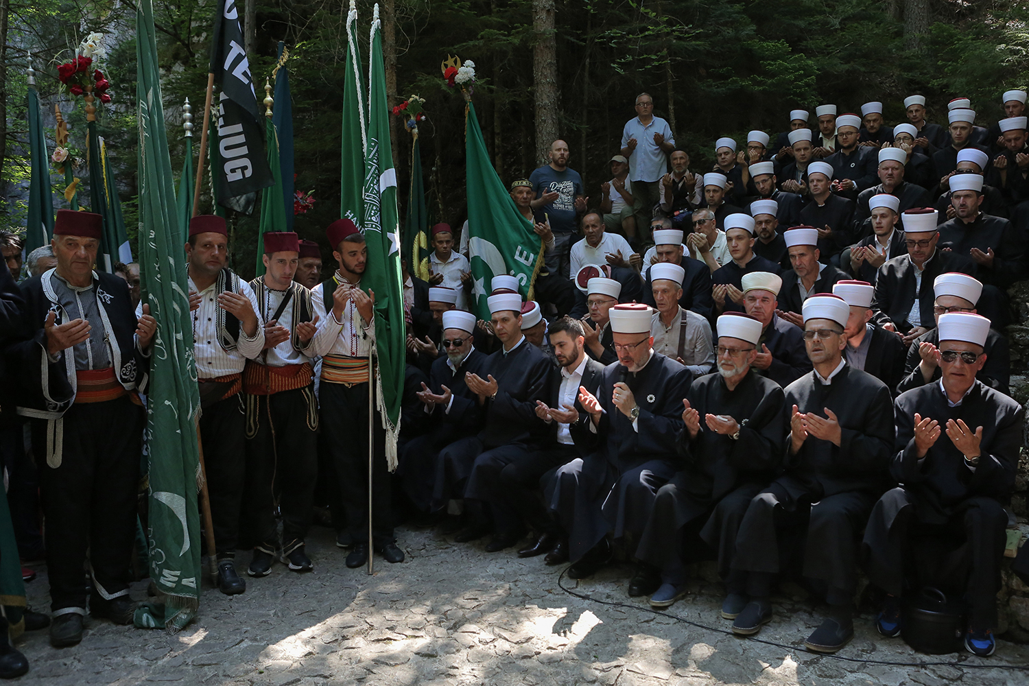 Muslim clerics at prayer (photo: Konstantin Novakovic)