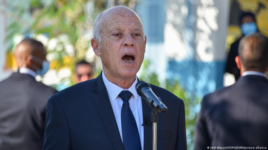 Tunisian President Kais Saied delivers a statement outside a polling station after casting his vote during the Tunisian constitutional refederendum, Tunis, 25 July 2022 (photo: Jdidi Wassim/SOPA/ZUMA/picture alliance)