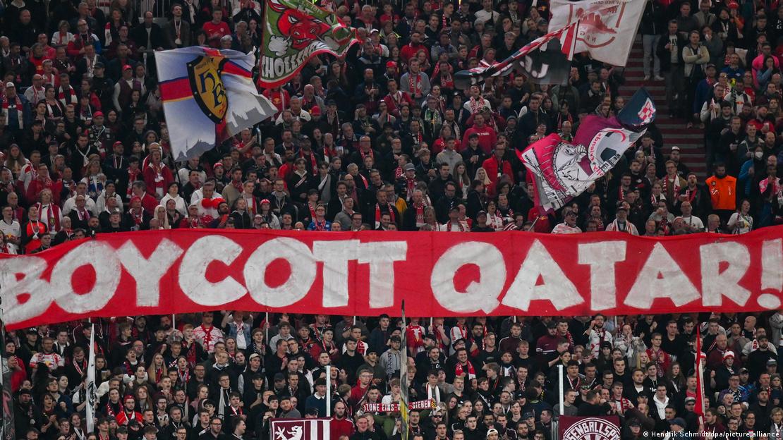 Fans of the German football club RB Leipzig hold up a banner that reads "Boycott Qatar!" at the team's match against SC Freiburg at the Red Bull Arena, Leipzig 9 November 2022 (photo: Hendrik Schmidt/dpa/picture alliance) 