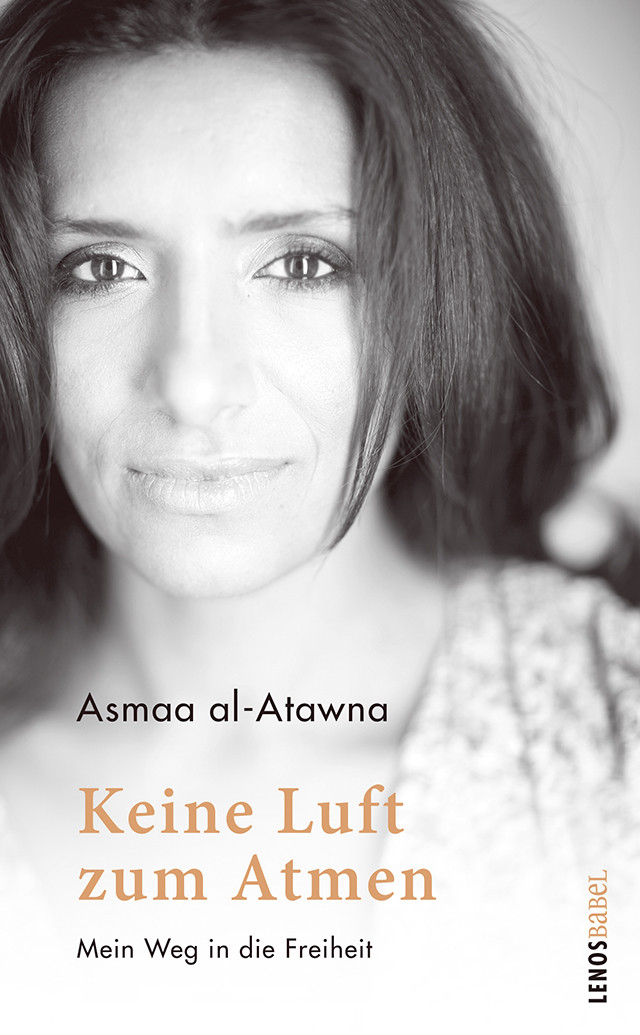 الغلاف الألماني لرواية أسماء العطاونة (أسمى العطاونة) والصادر باللغة العربية بعنوان "صورة مفقودة" وبترجمة ألمانية تحت عنوان "لا هواء للتنفس - طريقي إلى الحرِّية".Cover von Asma al-Atawneh "Keine Luft zum Atmen. Mein Weg in die Freiheit", Lenos Verlag 2021; Quelle: Verlag
