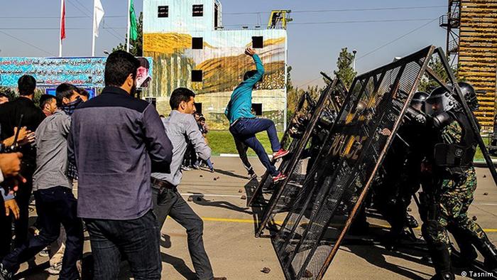 الاحتجاجات ضد نظام الملالي في إيران منذ تأسيس الخميني لـ "الجمهورية الإسلامية" الإيرانية Iran Proteste Foto Tasnim