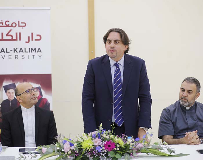 Autor Xavier Abu Eid bei der Vorstellung seines Buches an der Dar al-Kalima University in Bethlehem. (Foto: Dar al-Kalima University)