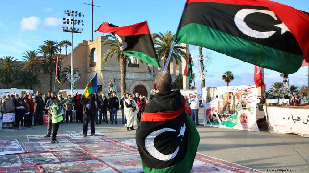 احتجاجات في طرابلس ضد قوات الجنرال خليفة حفتر. Proteste in TripoliS gegenTruppen des Warlords Khalifa Haftar ; Foto: picture alliance / AA | Hazem Turkia.