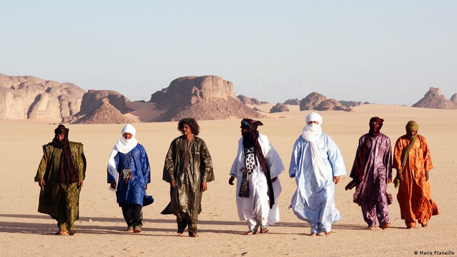 فرقة "تيناريوين" (صحاري) الطوارقية من مالي. Tuareg-Band Tinariwen aus Mali Foto Maria Planeille