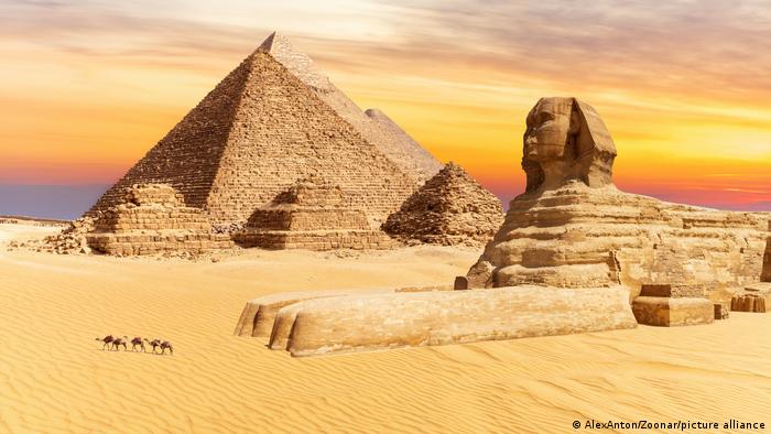 عشرة أسباب تدعوك لزيارة مصر ومعالمها الأثرية 03 Die Pyramiden von Gizeh mit der Sphinx Ägypten Foto Picture Alliance