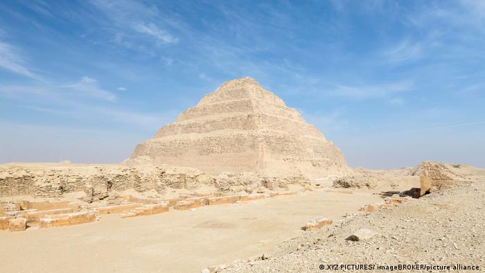 عشرة أسباب تدعوك لزيارة مصر ومعالمها الأثرية 06 Die Stufenpyramide von Djoser in Ägypten Foto Picture Alliance