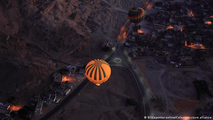 عشرة أسباب تدعوك لزيارة مصر ومعالمها الأثرية 11 Heißluftballon über Luxor in Ägypten Foto Picture Alliance