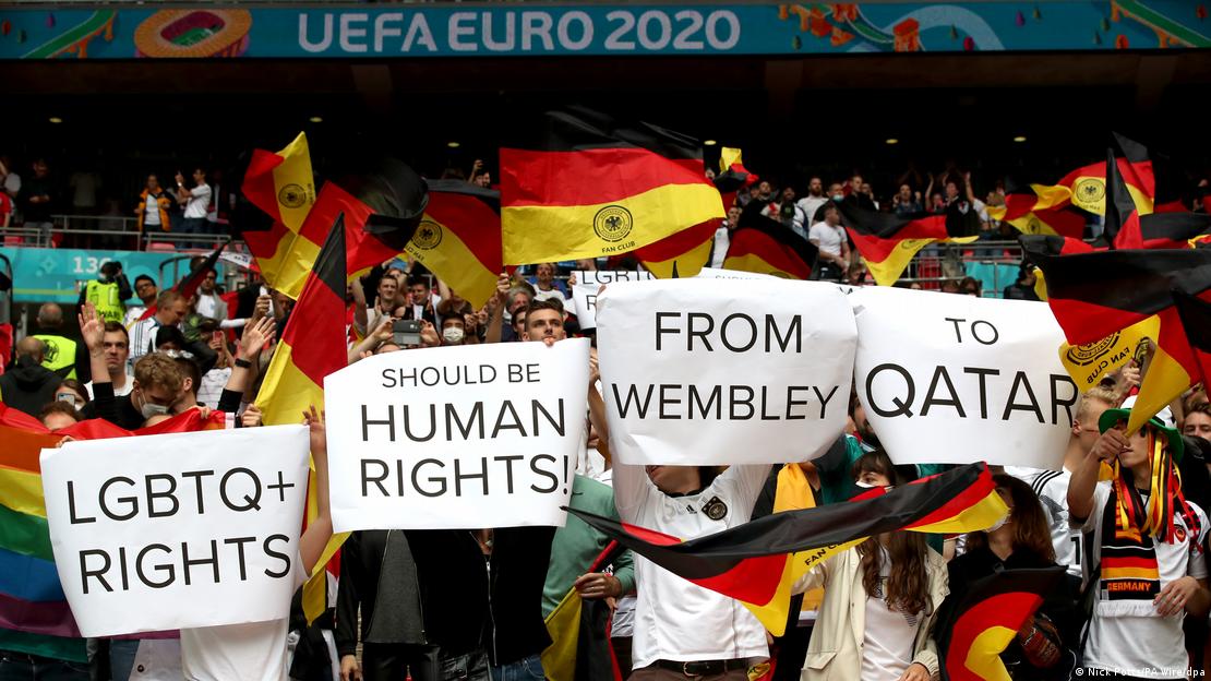 Deutsche Fans mit Plakaten mit der Aufschrift "LGBTQ+ Rights", "should be human rights", "from Wembley", "to Qatar" vor dem Spiel Deutschland gegen England bei der Europameisterschaft, London, 29. Juni 2021 (Foto: Nick Potts/PA Wire/dpa)