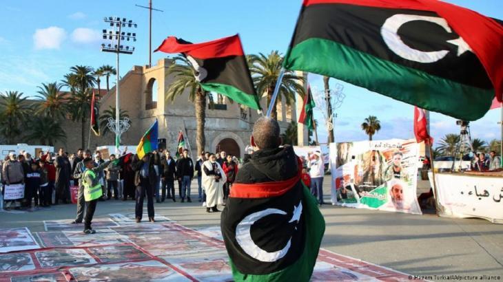 Proteste gegen die Truppen von Khailfa Haftar in Libyen; Foto: Hazam Turkia/AA/picture-alliance