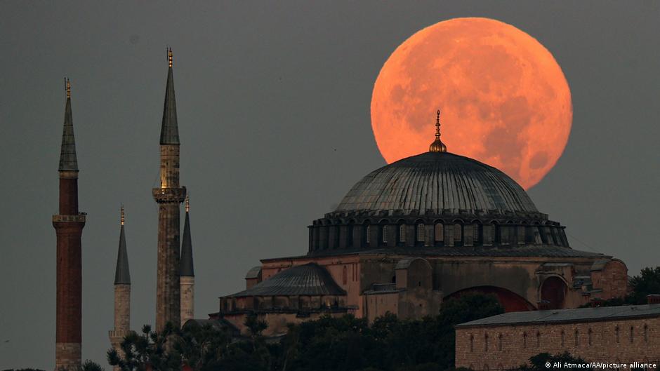قمر بدر مكتمل في سماء إسطنبول - تركيا.