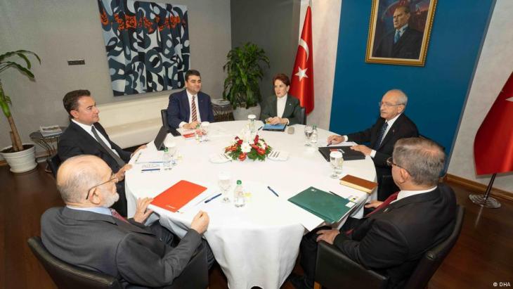 Table of six: (clockwise from front left): Temel Karamollaoğlu (SP), Ali Babacan (DEVA), Gültekin Uysal (DP), Meral Akşener (IYI), Kemal Kılıçdaroğlu (CHP) and Ahmet Davutoğlu (GP) (photo: DHA)