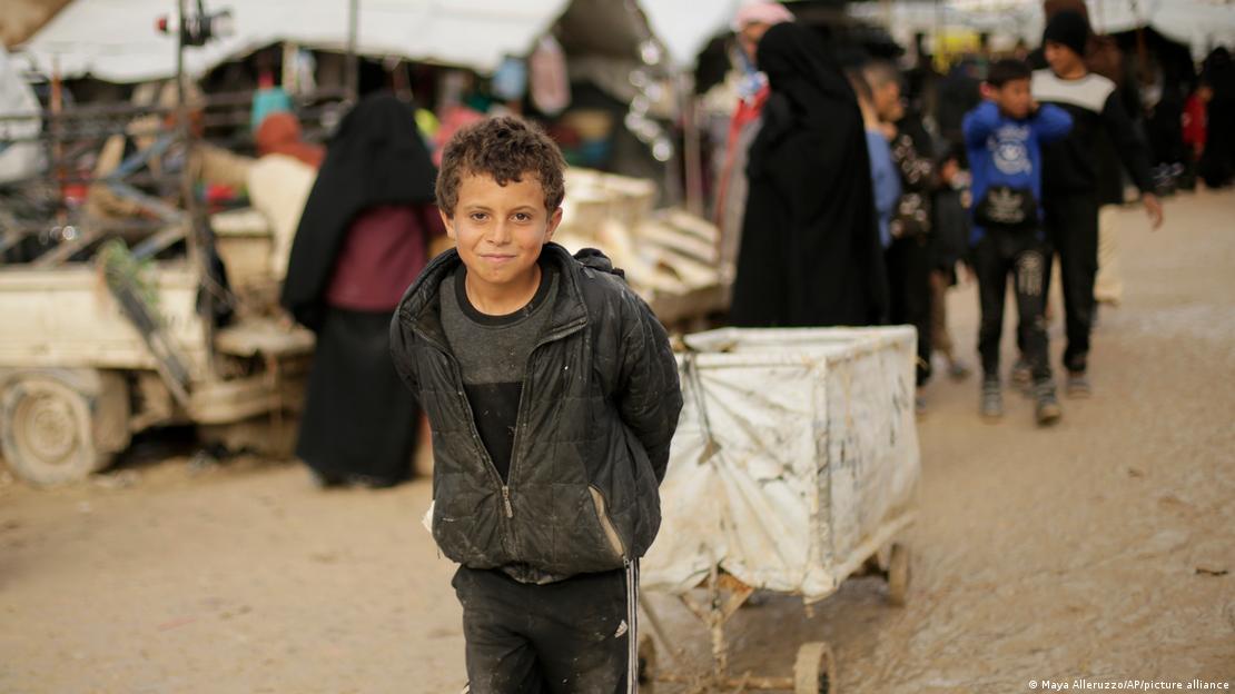 A boy pulling a cart behind him in the marketplace at al-Hol camp, Syria, 31 March 2019 (photo: Maya Alleruzzo/AP/picture alliance)