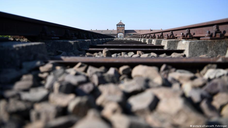 Track leading to Auschwitz concentration camp (image: picture-alliance/H. Fohringer)
