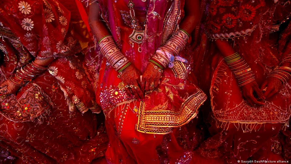 زيجات كثيرة في الهند لا يزال يتم الترتيب لها من قبل العائلات على أساس الدين أو الطبقة الاجتماعية. Many marriages in India are still arranged by families based on religion or caste (image: AP/picture-alliance)