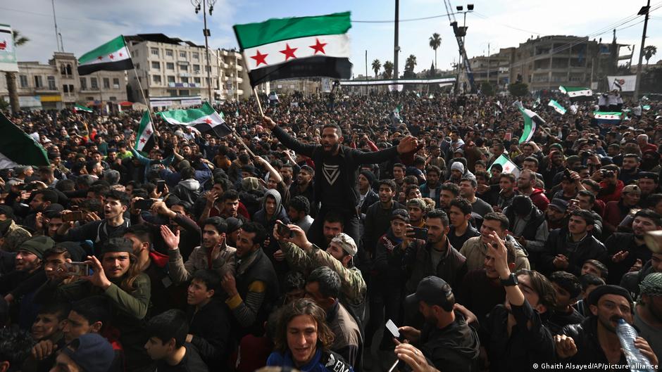 احتجاجات ضدَّ الأسد في محافظة إدلب الخاضعة لسيطرة جماعات إسلامية مسلحة في شمال غرب سوريا.  Proteste in Idlib gegen Bashar al-Assad; Foto: Picture Alliance